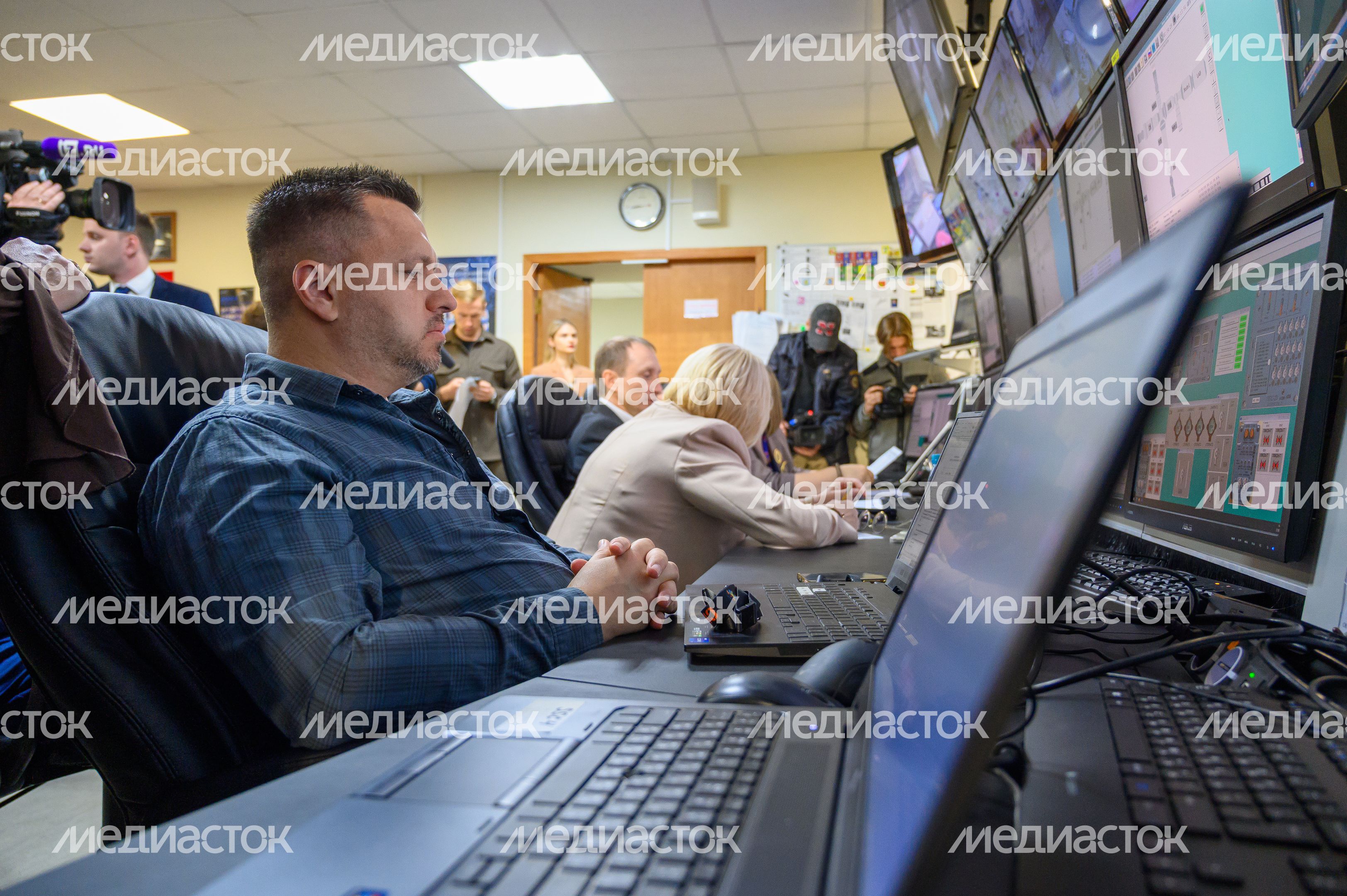 Специалисты Центра подготовки космонавтов Звездного городка наблюдают на мониторах за тренировкой космонавта Специалисты Центра подготовки космонавтов Звездного городка наблюдают на мониторах за тренировкой космонавта