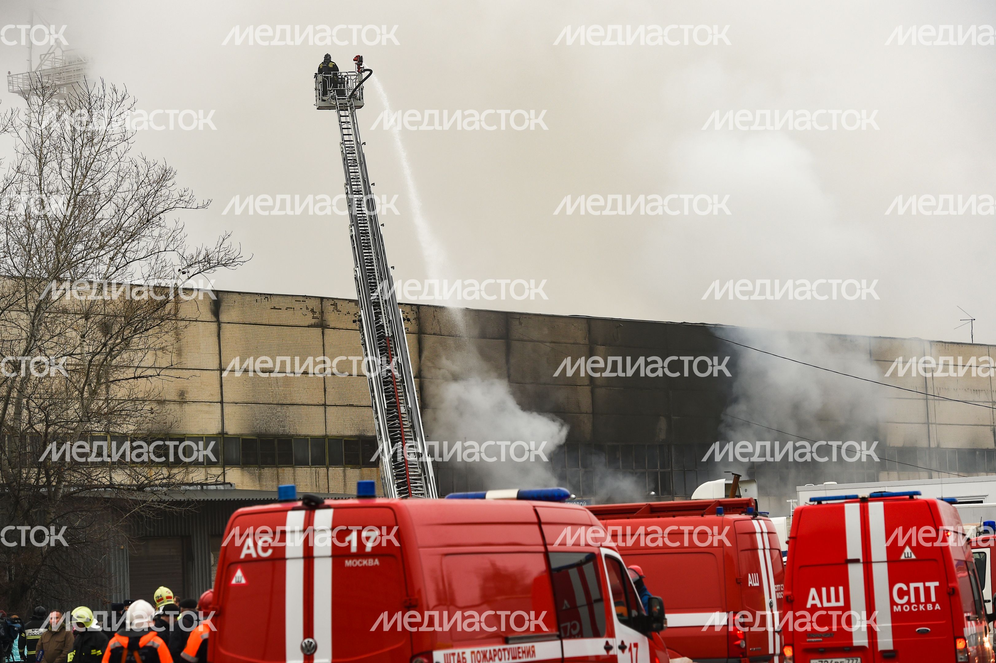 Пожар в складском помещении на улице Маршала Прошлякова в Москве