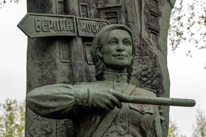 Памятник военным регулировщицам в деревне Ленино округа Истра