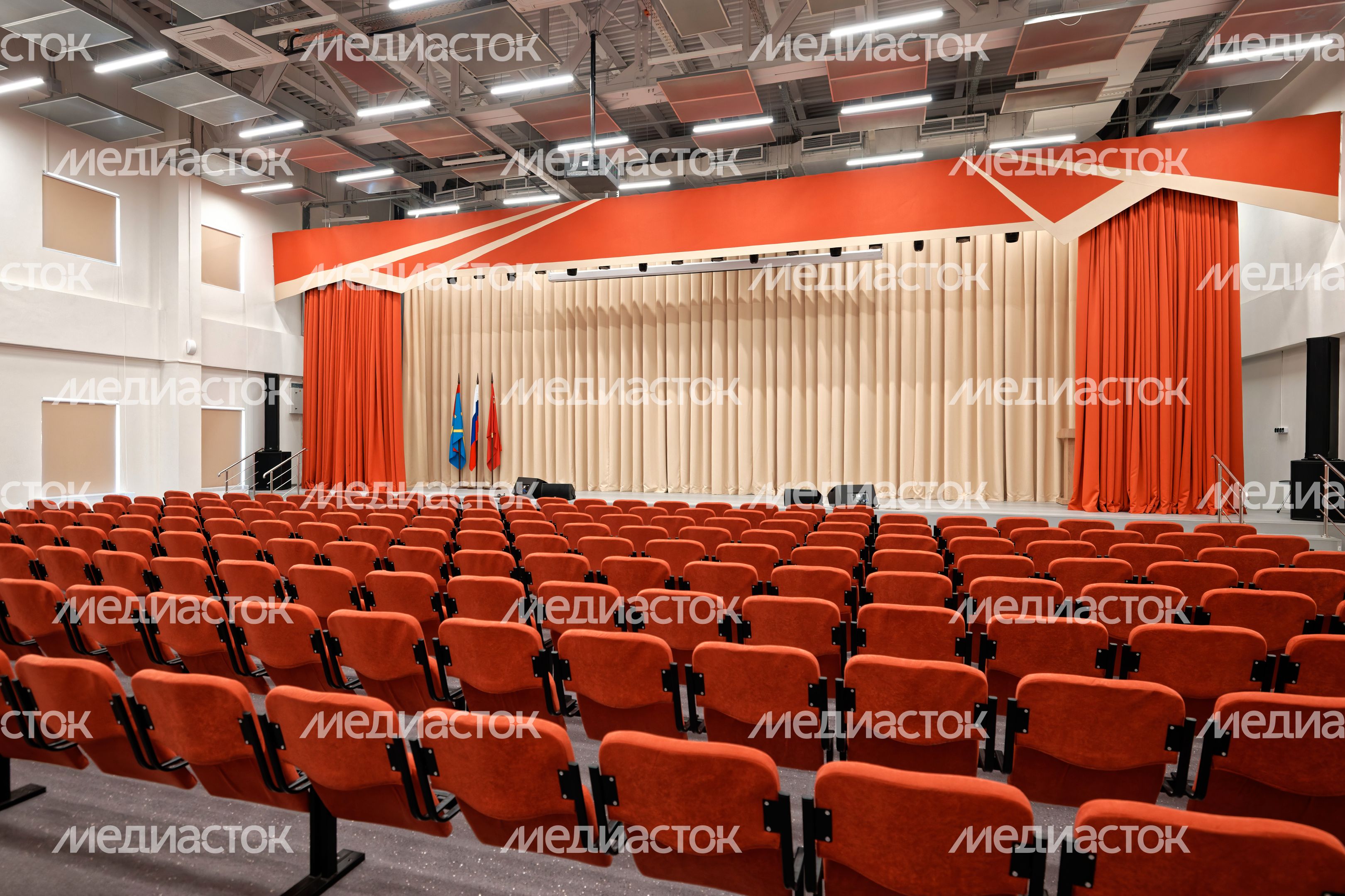 Актовый зал в новой пристройке средней школы №16 в Подольске Актовый зал в новой пристройке средней школы №16 в Подольске