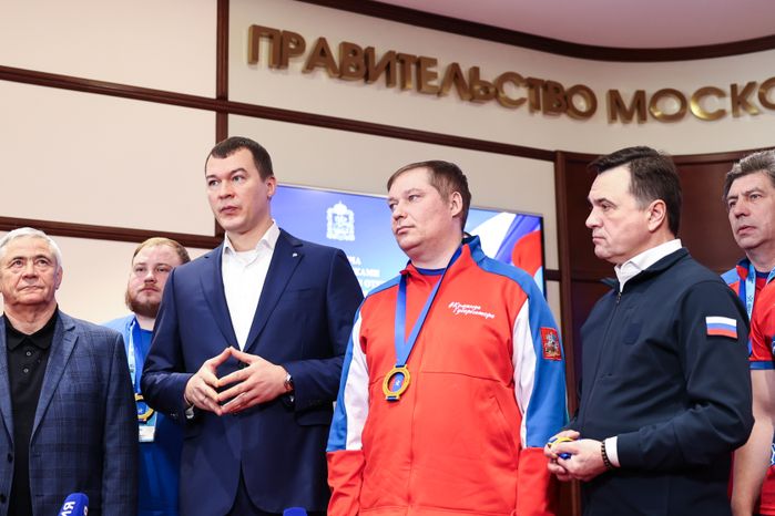 Андрей Воробьёв поздравил команду по следж-хоккею «Гвардия» с победой