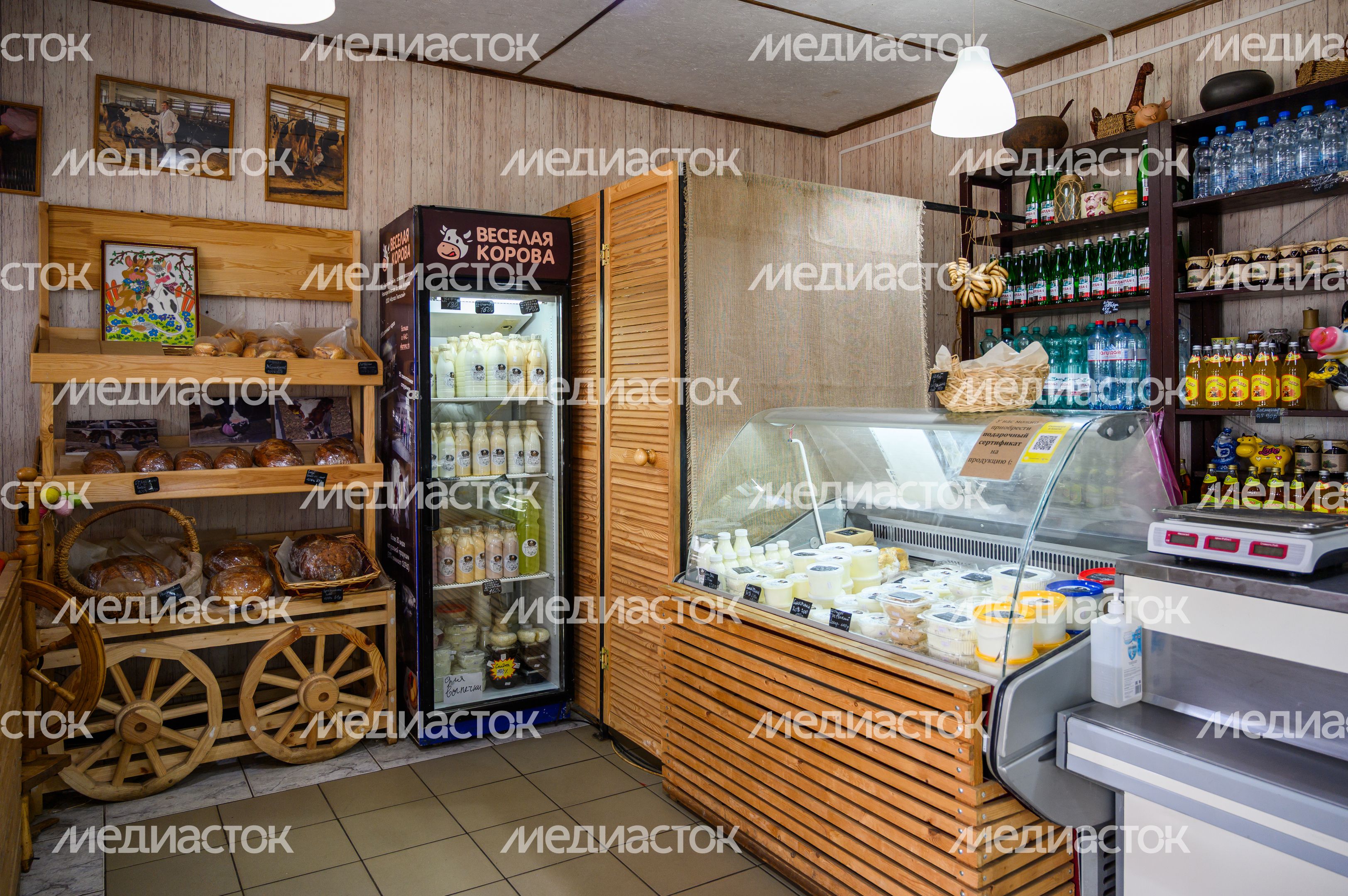 Фермерские молочные продукты в магазине при ферме «Веселая корова» в деревне Антоново Раменского округа Фермерские молочные продукты в магазине при ферме «Веселая корова» в деревне Антоново Раменского округа