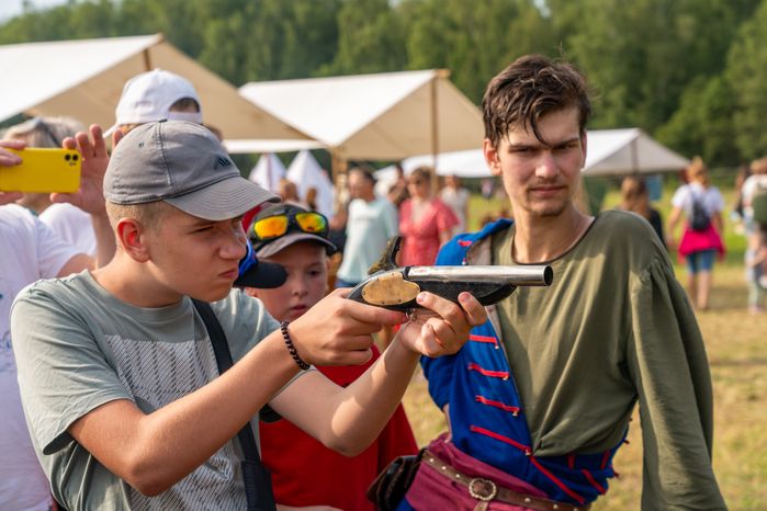 Мастер-класс по стрельбе из древнерусского пистолета на фестивале «Гуляй город» в округе Чехов
