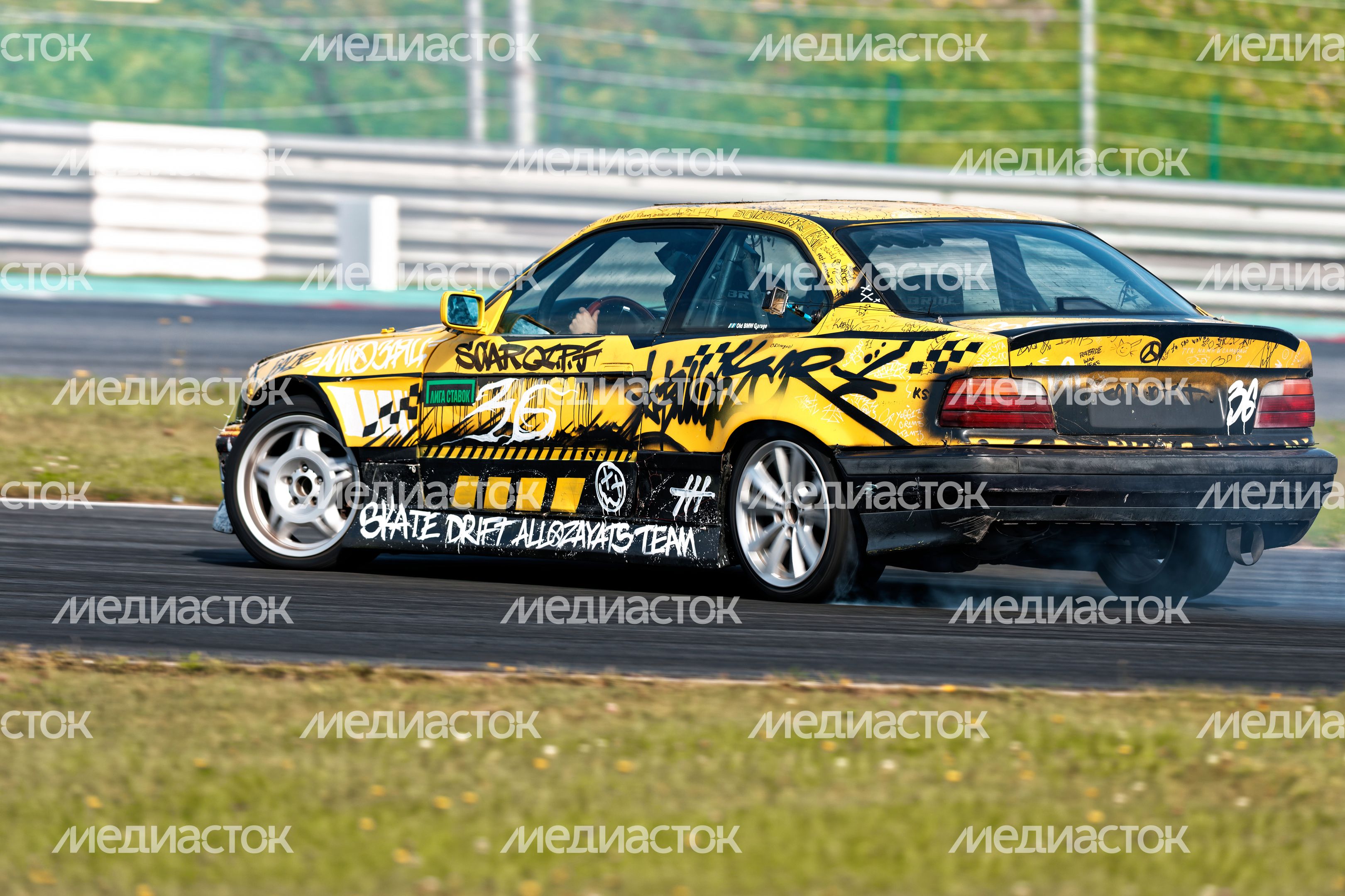 Дрифт-гонка автомобилей по автодрому Moscow Raceway на фестивале «Дрифт Экспо» в Волоколамске
