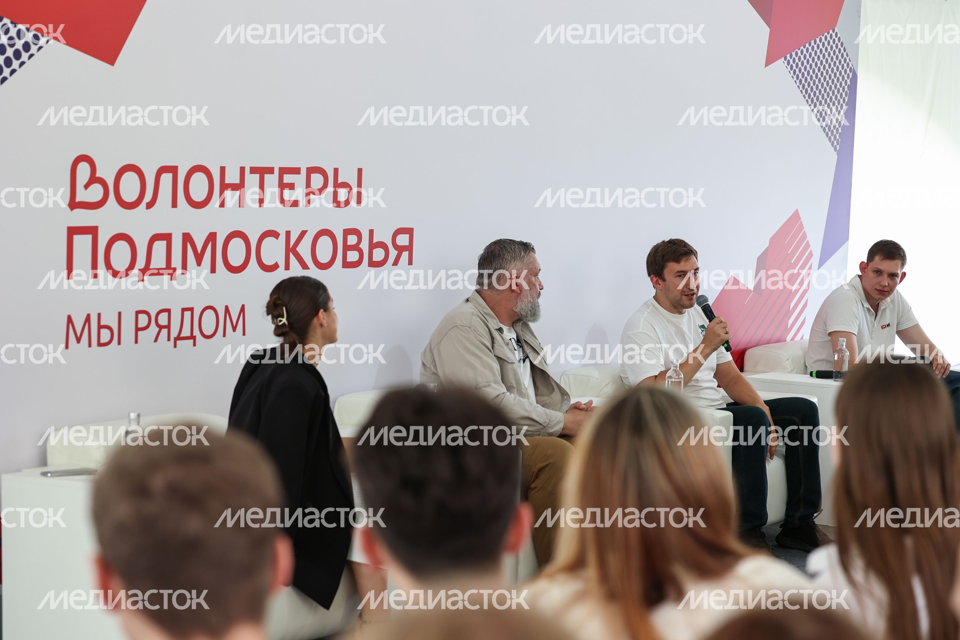 Панельная дискуссия с волонтерами-героями, устранявшими последствия чрезвычайных ситуаций Панельная дискуссия с волонтерами-героями, устранявшими последствия чрезвычайных ситуаций