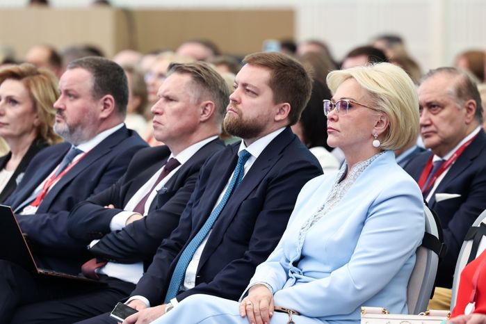 Пленарная сессия форума "Россия и мир: тренды здорового долголетия"