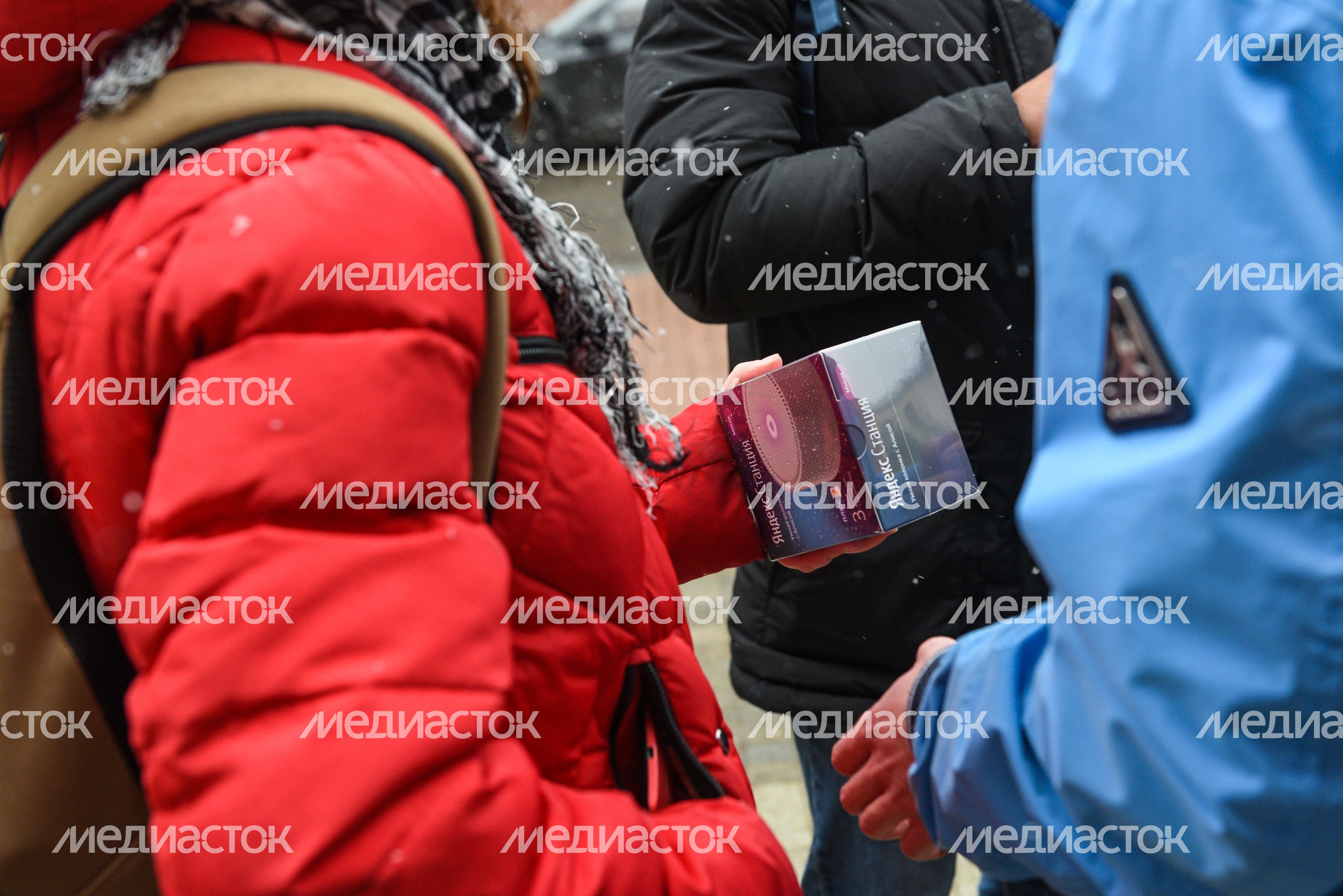 Очередь за бесплатными колонками «Яндекса» в Москве Очередь за бесплатными колонками «Яндекса» в Москве