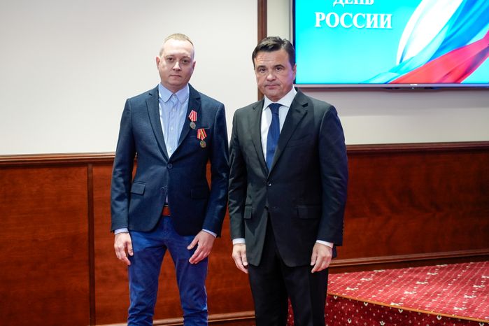 Андрей Воробьев наградил медалью Луки Крымского травматолога-ортопеда Дениса Сидоркина