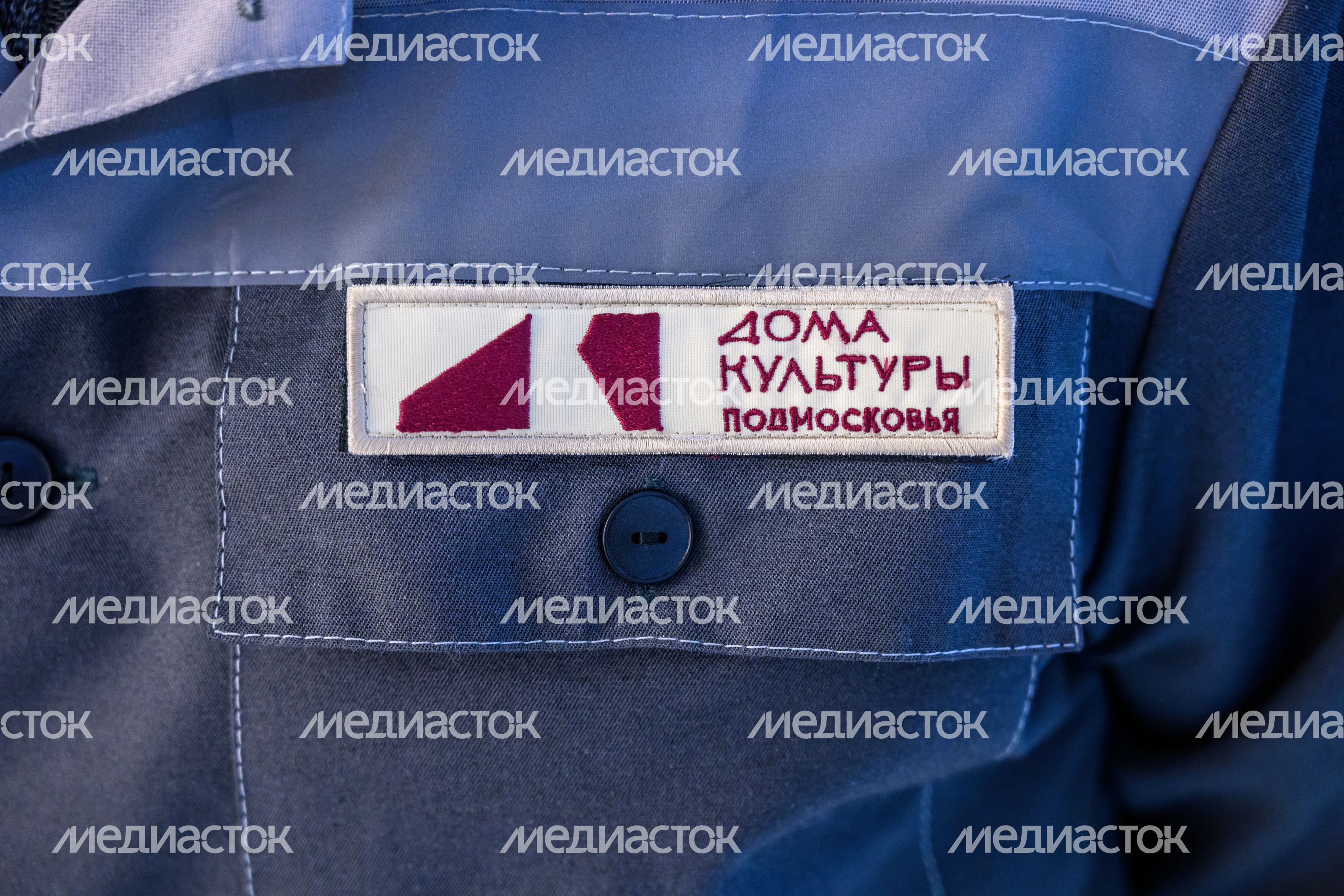 Сотрудник Образовательно-досугового центра «Октябрь» в Сергиевом Посаде в брендированной одежде Сотрудник Образовательно-досугового центра «Октябрь» в Сергиевом Посаде в брендированной одежде