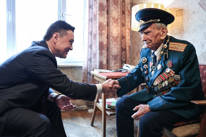 Губернатор присвоил знание Почетного гражданина ветерану Великой Отечественной войны Александру Золотову