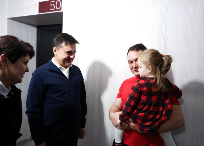 Андрей Воробьев навестил волоколамских новоселов, переехавших из аварийного жилья