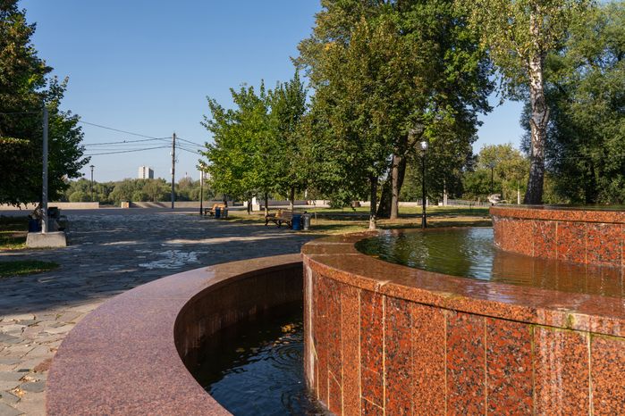 Благоустроенная набережная в Юсуповском сквере города Долгопрудный