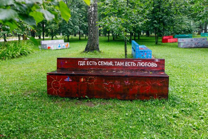 Лавочки в городском парке культуры и отдыха Солнечногорска