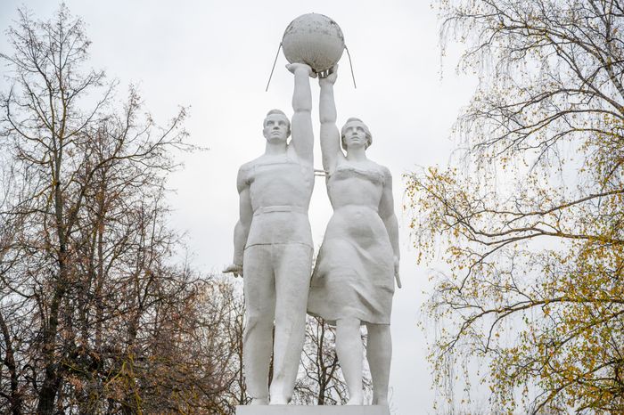 Памятник «Покорителям космоса» в Егорьевске