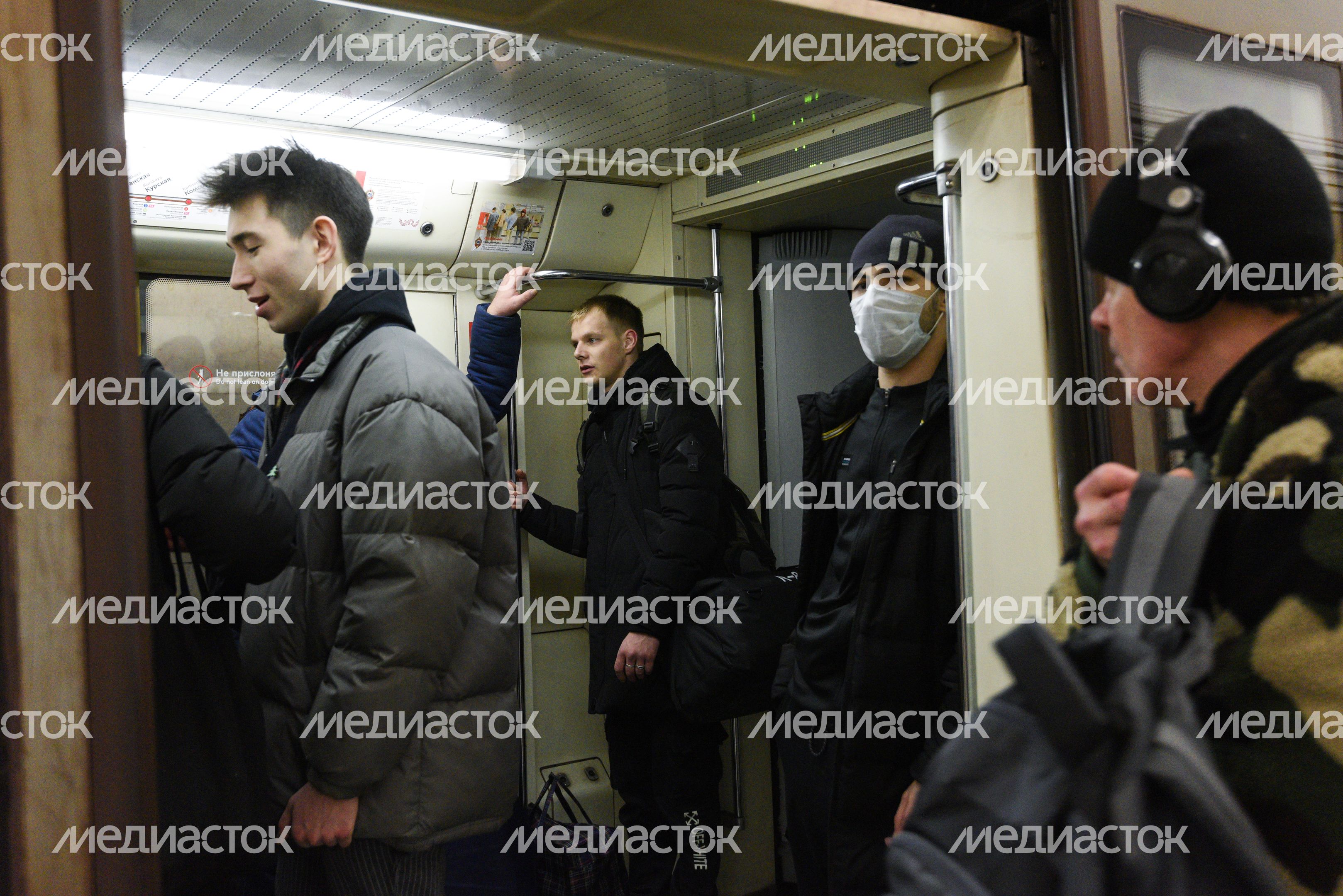 Люди в масках в период эпидемии коронавируса