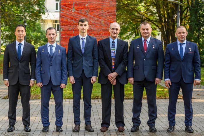 Дублирующий и основной экипажи МКС-72 - Д. Ким, С. Рыжиков, А. Зубрицкий, Д. Петтит, А. Овчинин и И. Вагнер