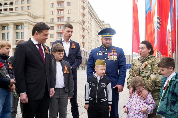 Андрей Воробьев вместе с героями СВО и детьми возложил цветы к Вечному огню у стен Кремля