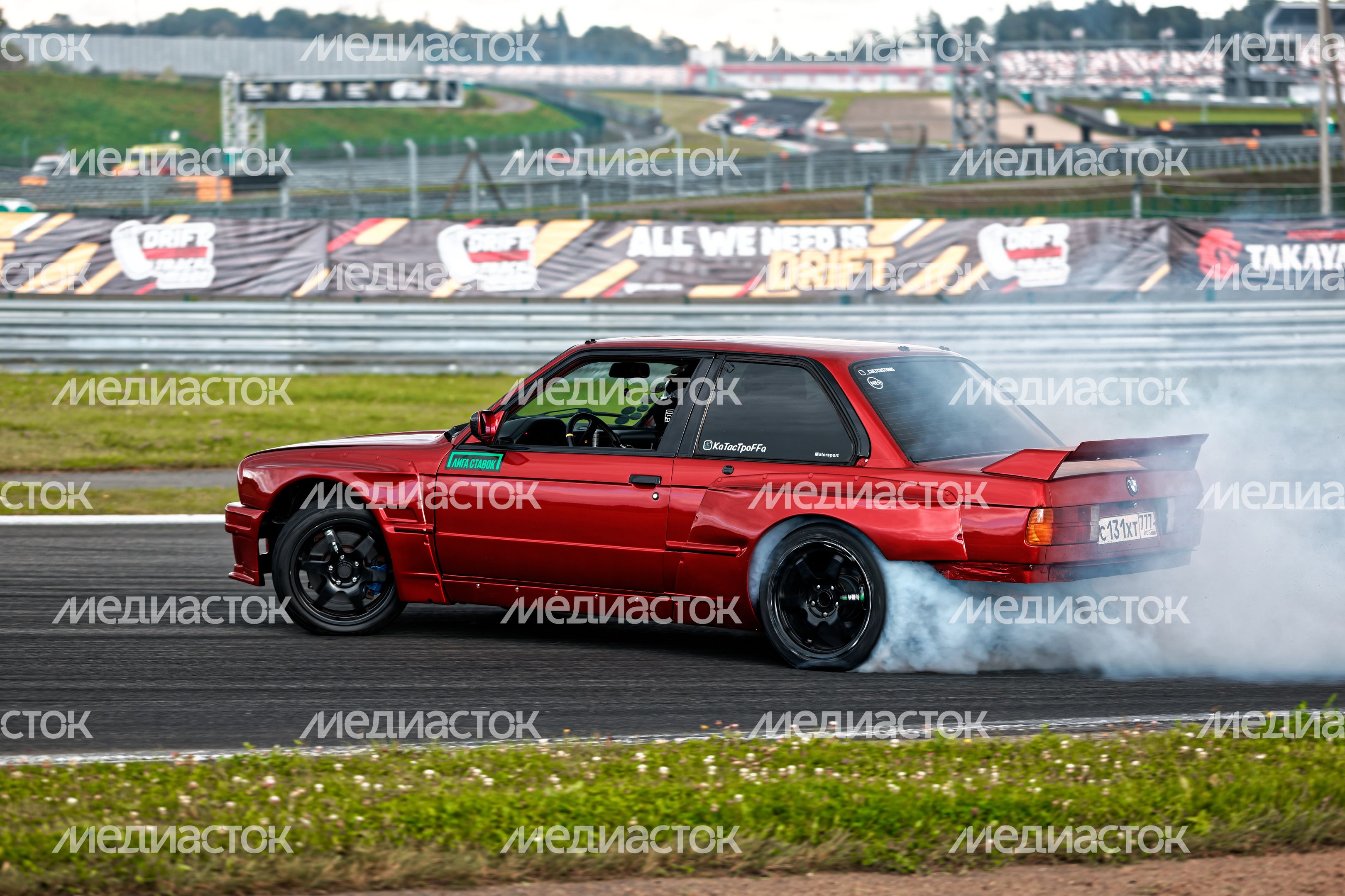 Дрифт-гонка автомобилей по автодрому Moscow Raceway на фестивале «Дрифт Экспо» в Волоколамске Дрифт-гонка автомобилей по автодрому Moscow Raceway на фестивале «Дрифт Экспо» в Волоколамске