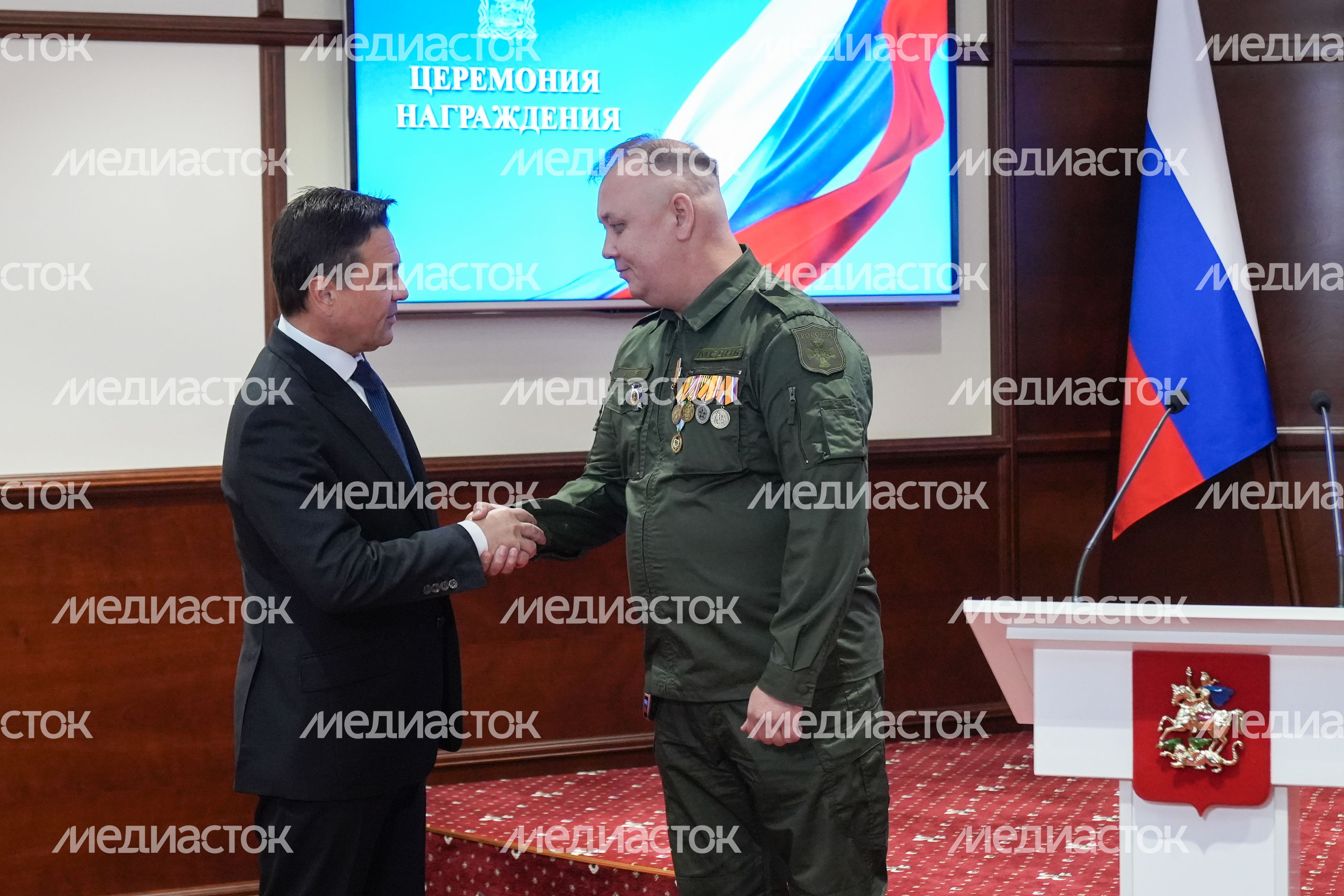Андрей Воробьев вручил ордена и медали добровольцам из Подмосковья