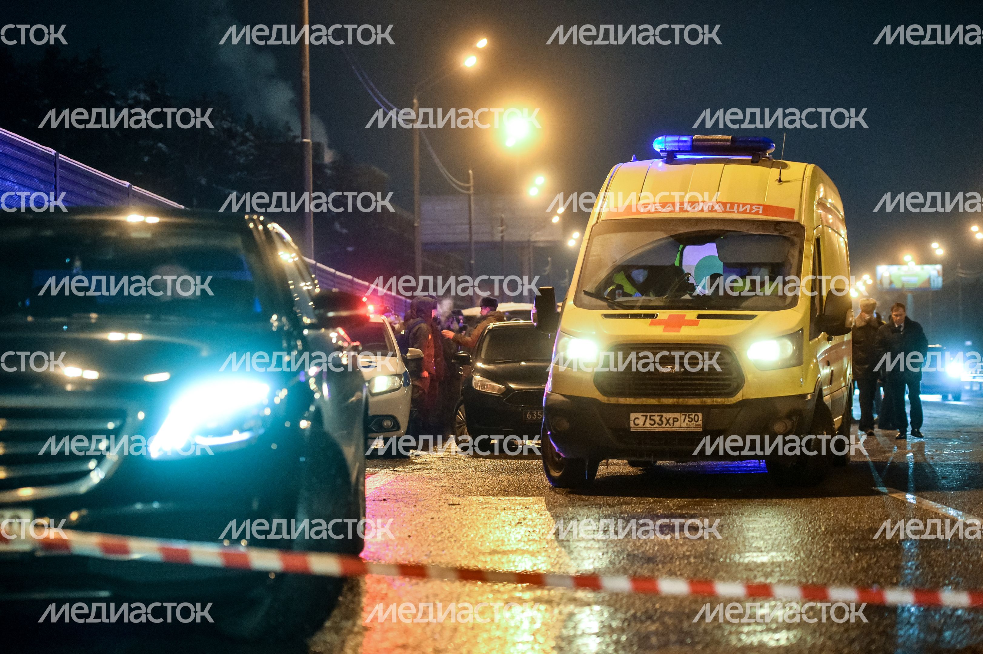 Кадры с места столкновения четырех автобусов и грузовика на Новорижском шоссе в Московской области