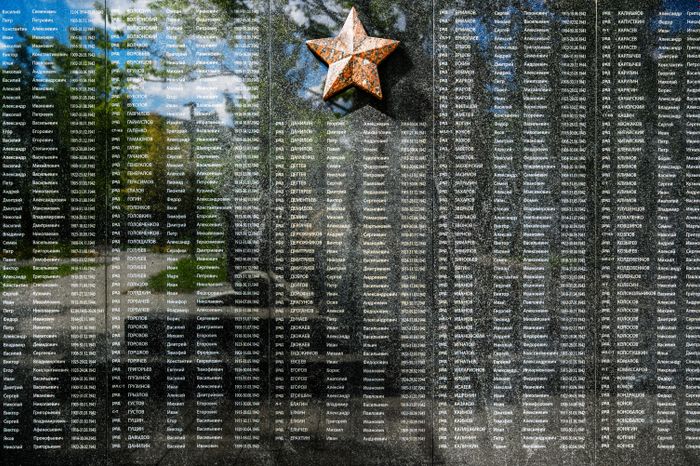Мемориальная доска у памятного знака пропавшим без вести в годы Великой Отечественной войны мытищинцам