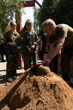 Деревня Слобода. Перезахоронение солдат ВОВ