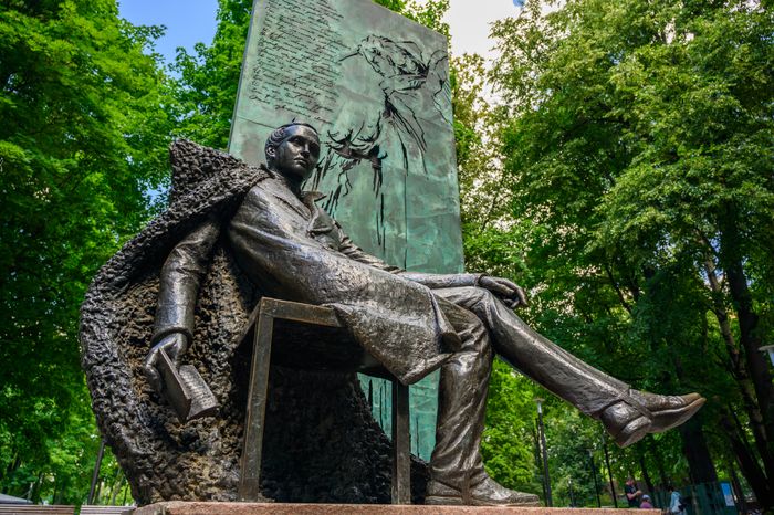 Памятник писателю М.Ю. Лермонтову в парке культуры и отдыха имени Виктора Талалихина в Подольске