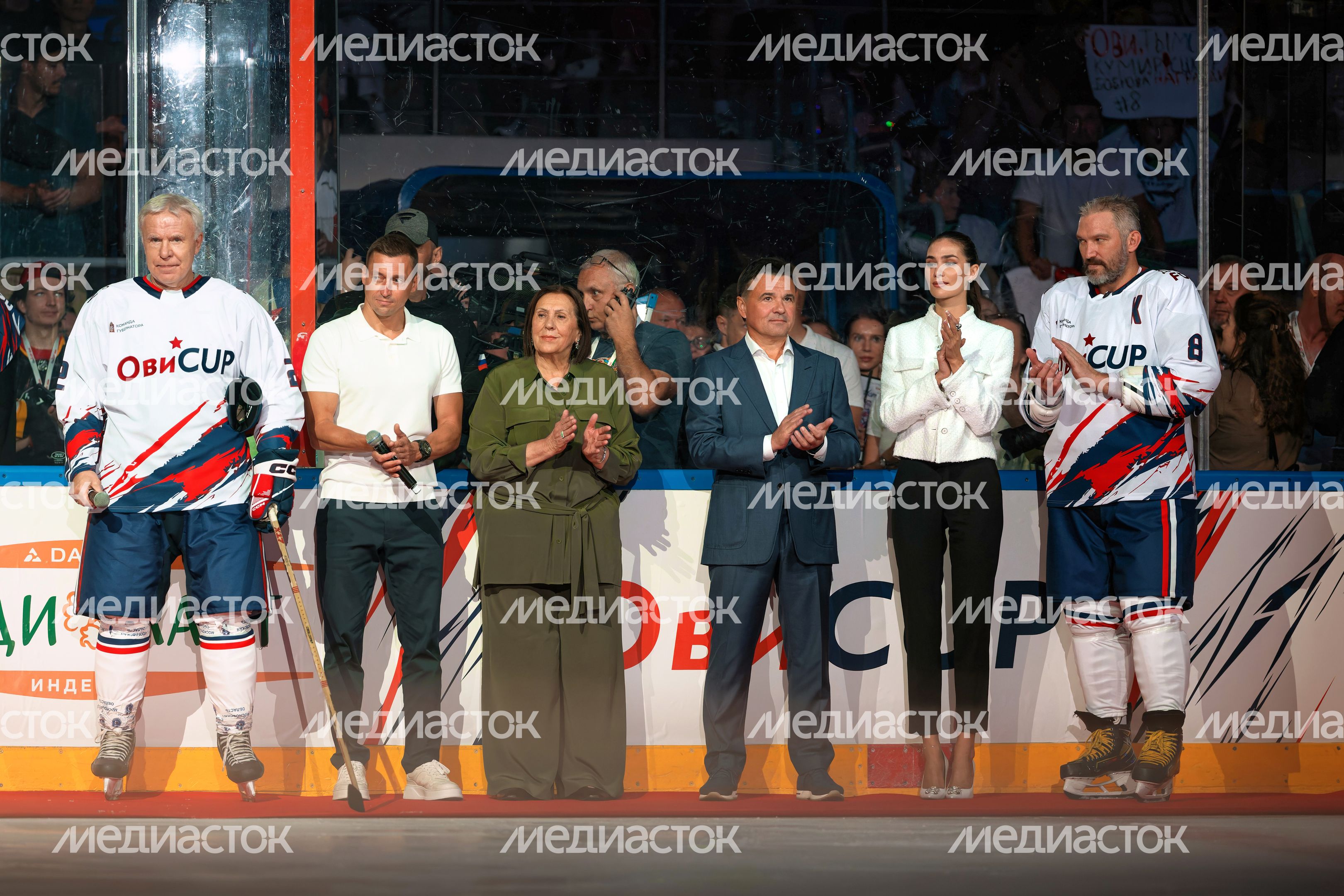 Андрей Воробьев и Александр Овечкин вбросили шайбу для игры звезд спорта в детском турнире по хоккею «ОВИCUP-2026»