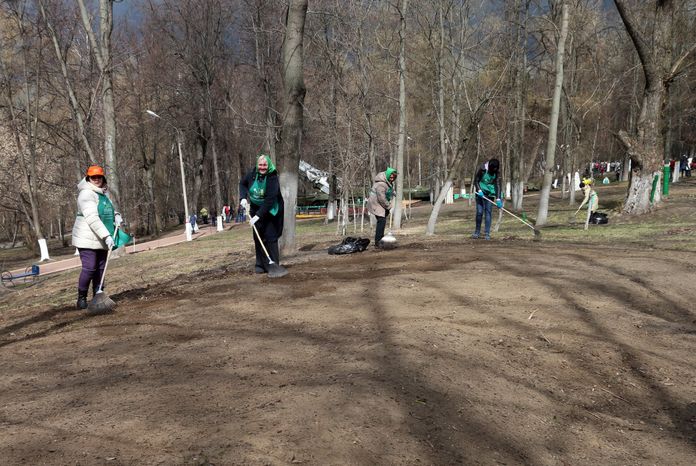 А. Воробьев принял участие в областном субботнике в Раменском районе