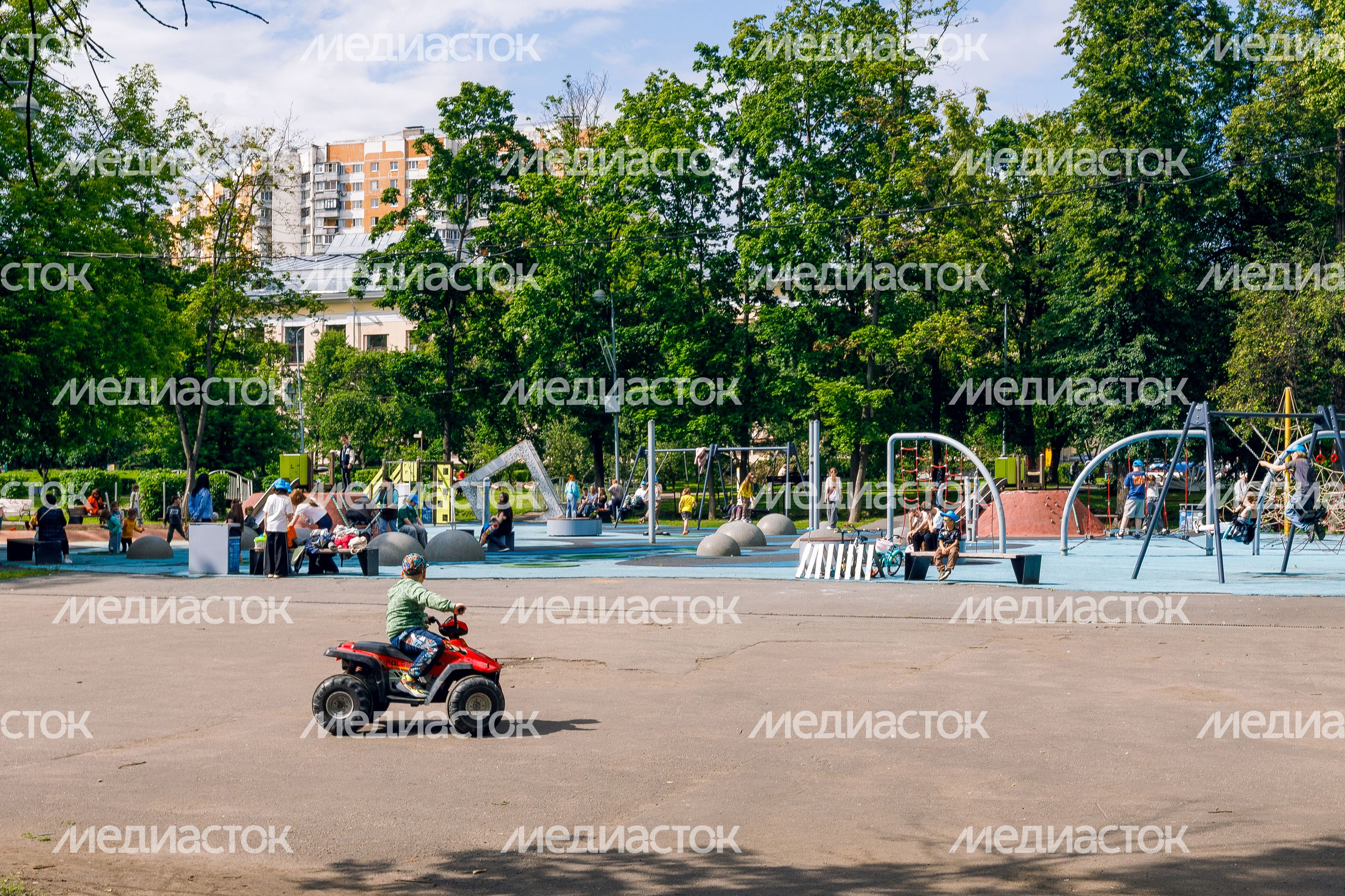 Детская площадка в парке «Костино» в Королеве Детская площадка в парке «Костино» в Королеве