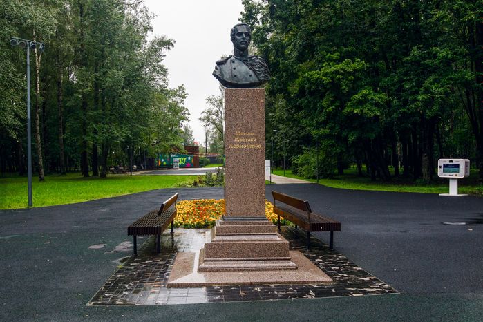Бюст писателя Михаила Лермонтова в городском парке культуры и отдыха Солнечногорска