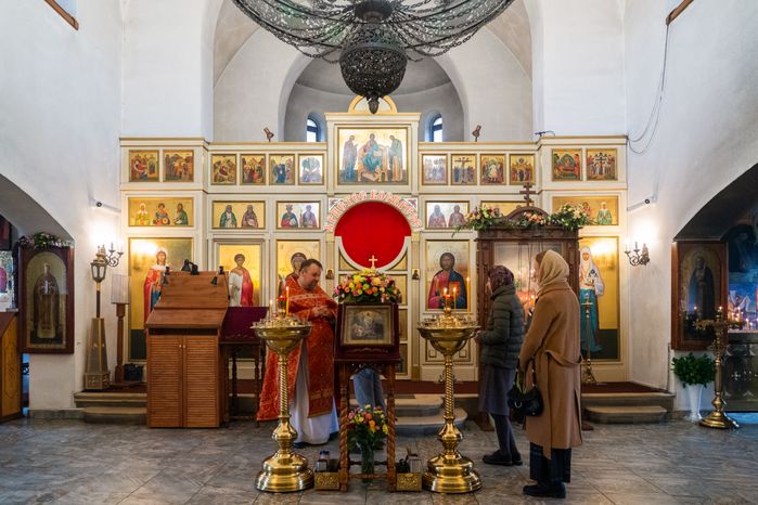 Прихожане в Елисаветинском храме поселка Опалиха Красногорска