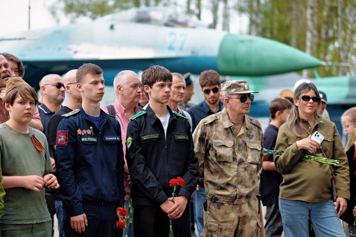 Патриотическое воспитание: возложение цветов к памятнику летчикам в аэроклубе ВВС Одинцовского округа ко Дню Победы