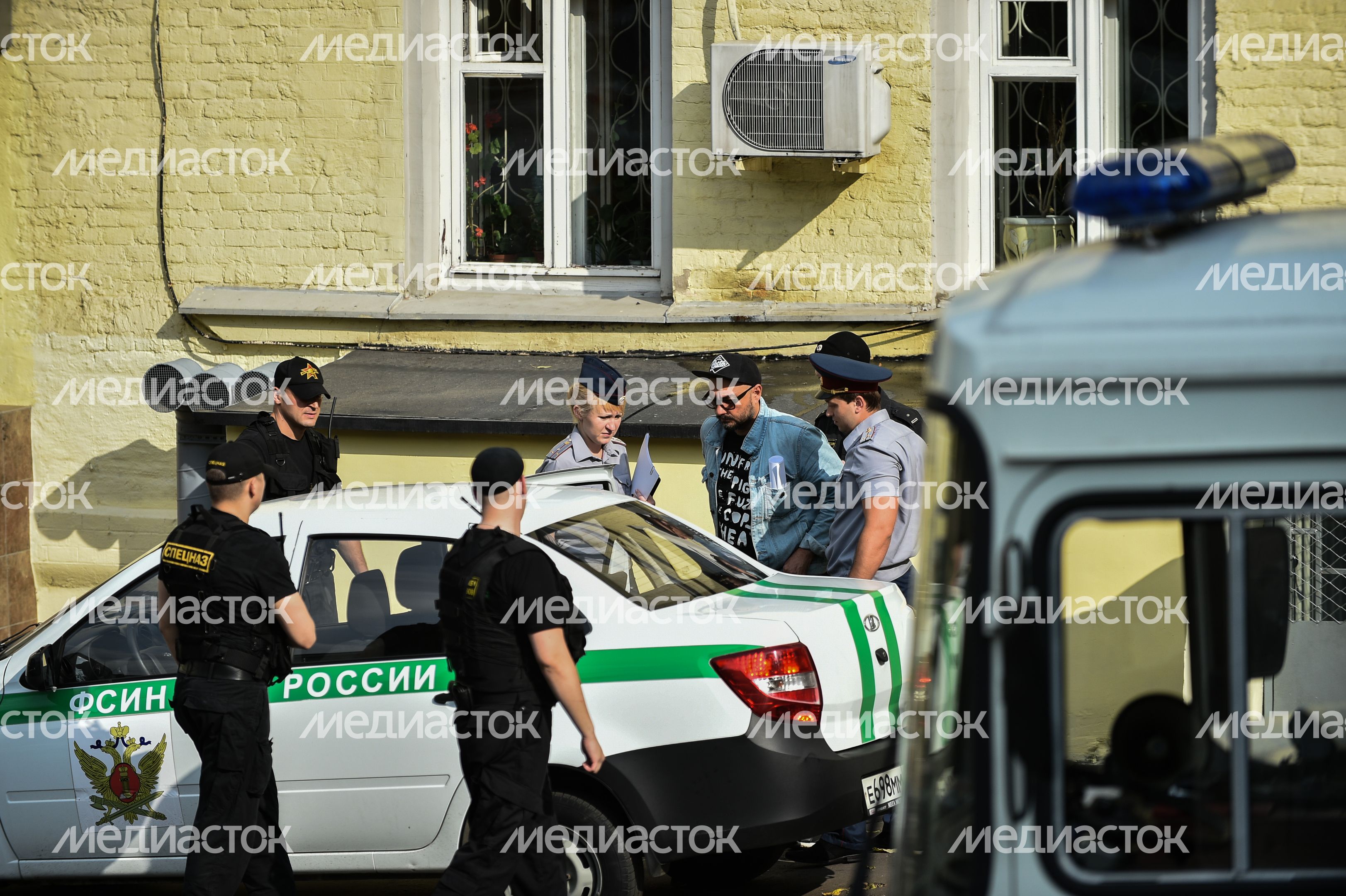 Кириллу Серебренникову избрали меру пресечения в Басманном суде Кириллу Серебренникову избрали меру пресечения в Басманном суде