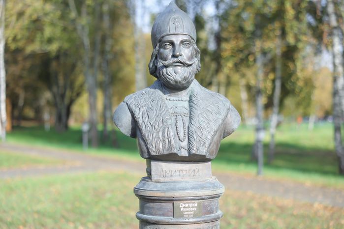 Бюст Дмитрия Донского в Аллее правителей в усадьбе Татищева под Солнечногорском