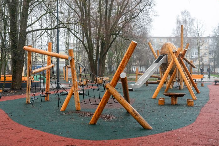 Детская площадка в парке «Питомник» в Серпухове осенью