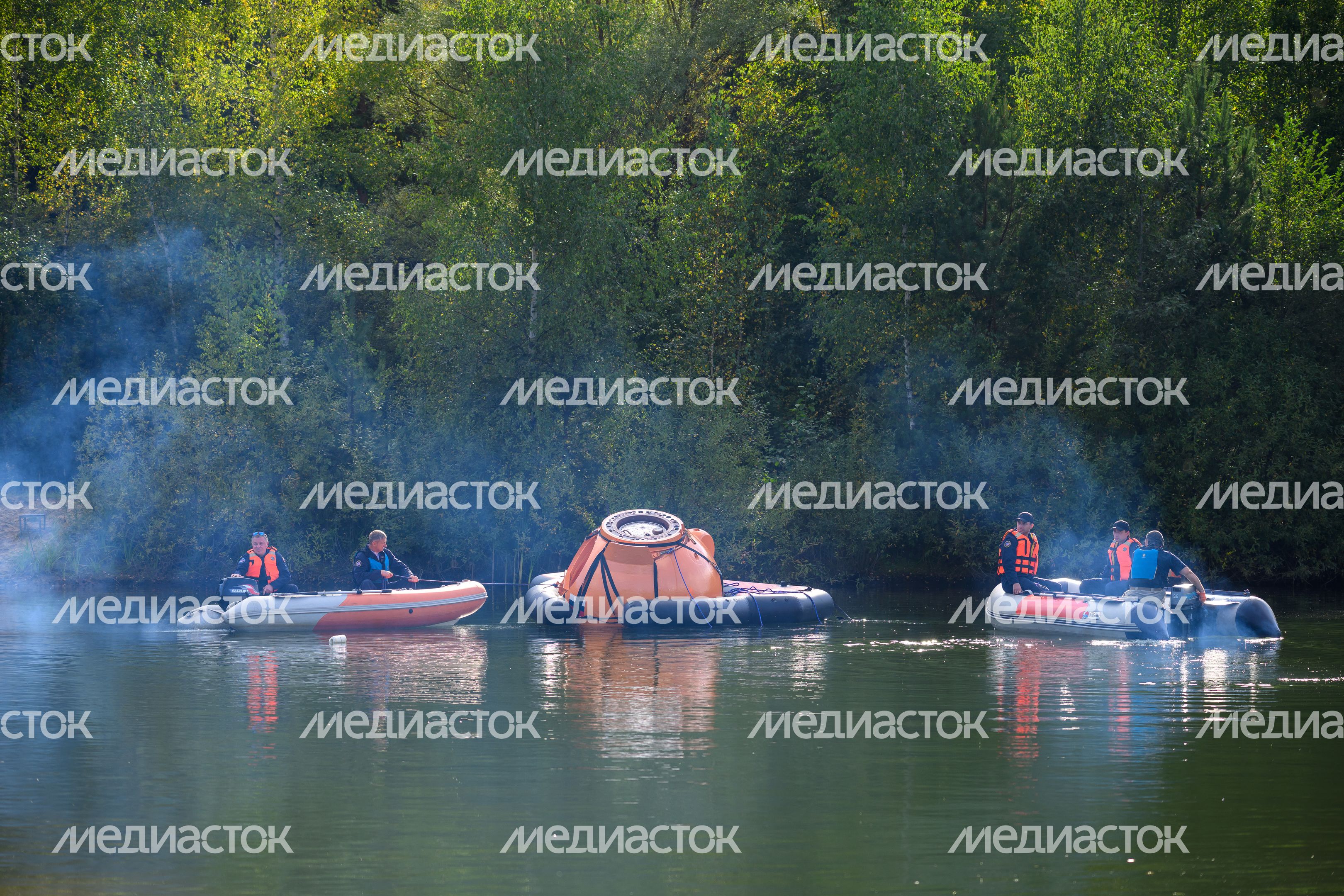 Тренировка космонавтов по действиям после посадки на водную поверхность в Ногинском спасательном центре МЧС России
