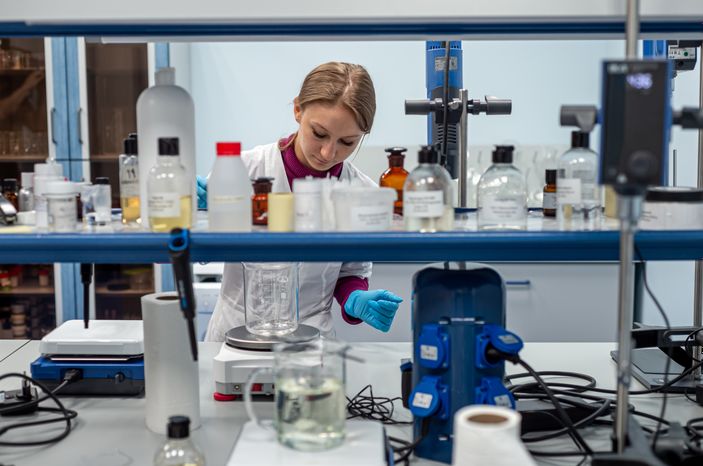 Процесс работы фабрики косметического бренда Mixit