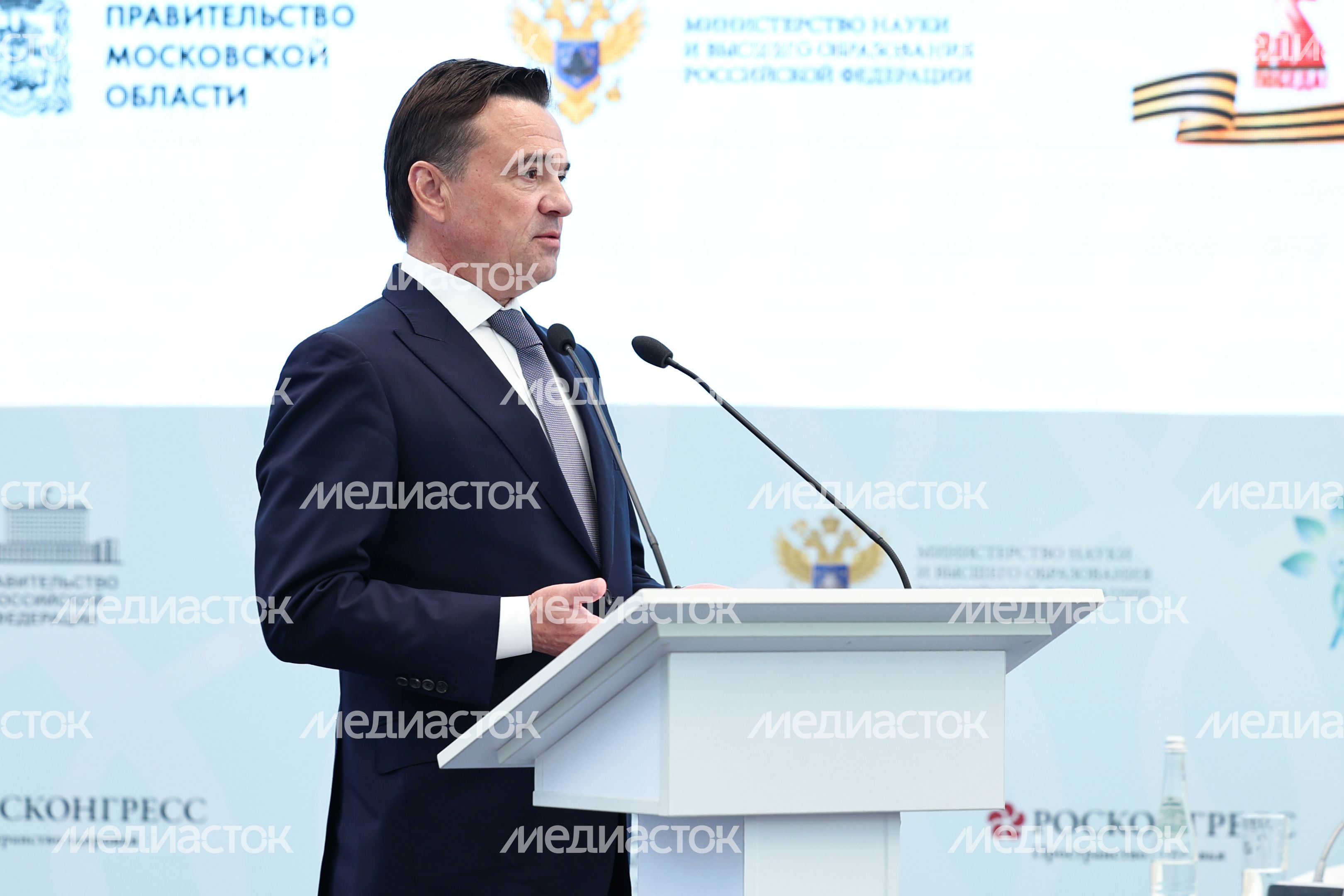 Андрей Воробьев на пленарной сессии форума "Россия и мир: тренды здорового долголетия" Андрей Воробьев на пленарной сессии форума "Россия и мир: тренды здорового долголетия"