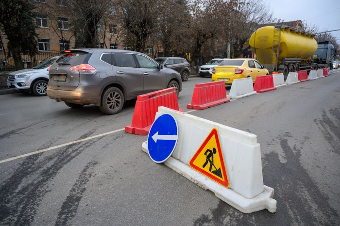 Рабочие Мособлводоканала укладывают асфальт в Орехово-Зуево после ремонта водопровода