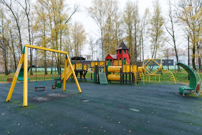 Детская площадка в городском парке культуры и отдыха г. Ивантеевка осенью