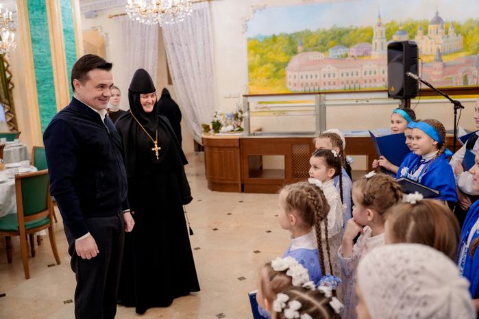 Андрей Воробьев поздравил с Новым годом воспитанниц детского приюта при Покровском монастыре