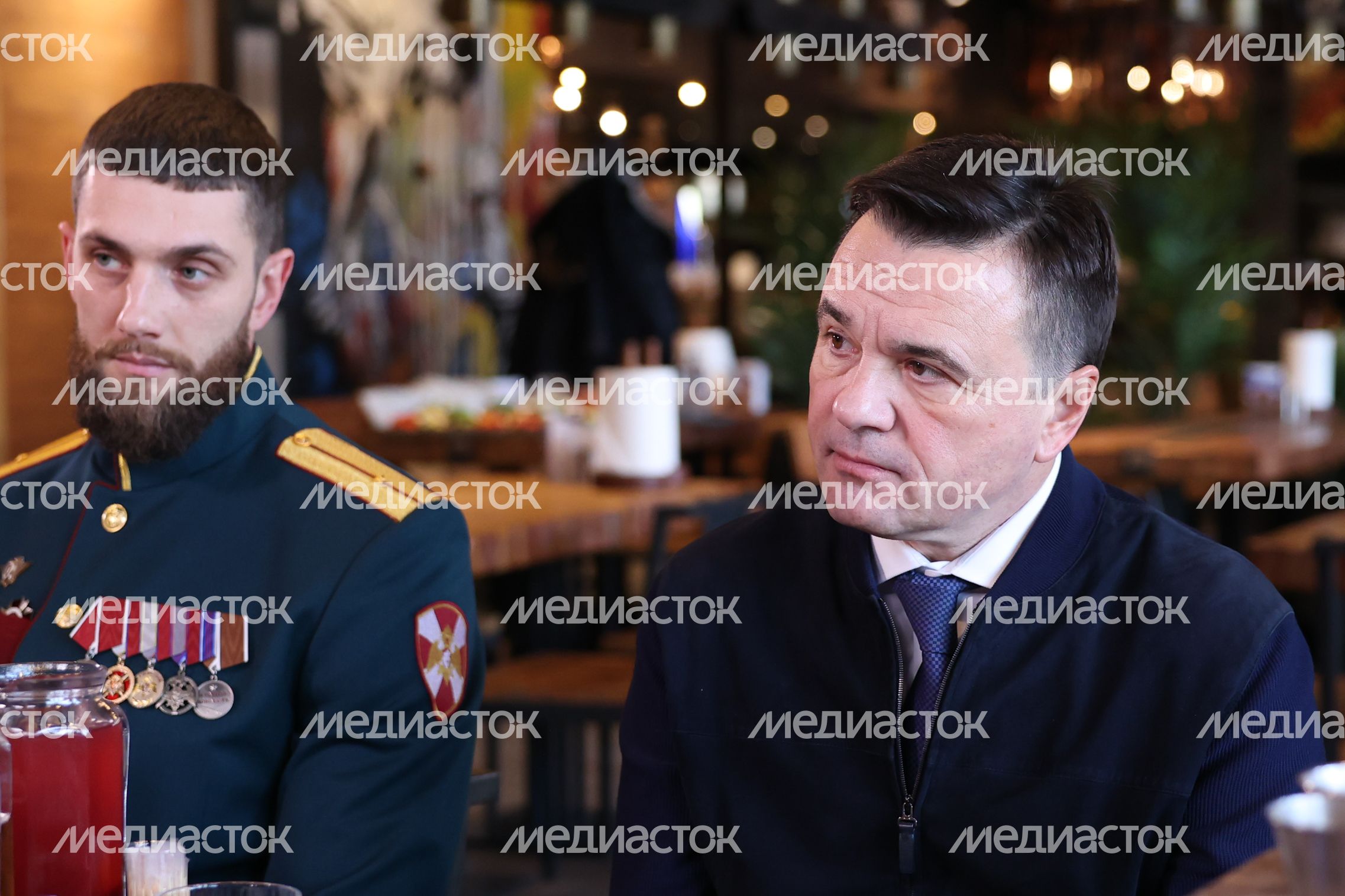 Андрей Воробьев пообщался с героями СВО и волонтерами за чашкой чая Андрей Воробьев пообщался с героями СВО и волонтерами за чашкой чая