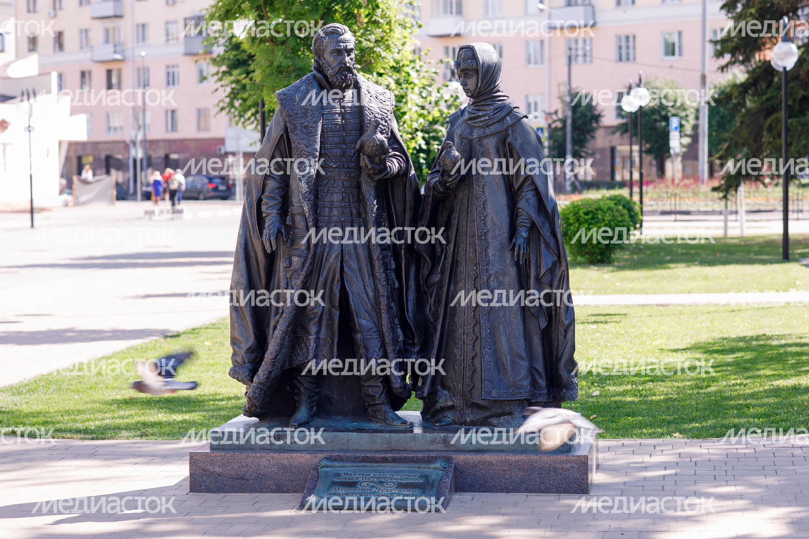 Памятник Петру и Февронии Памятник Петру и Февронии