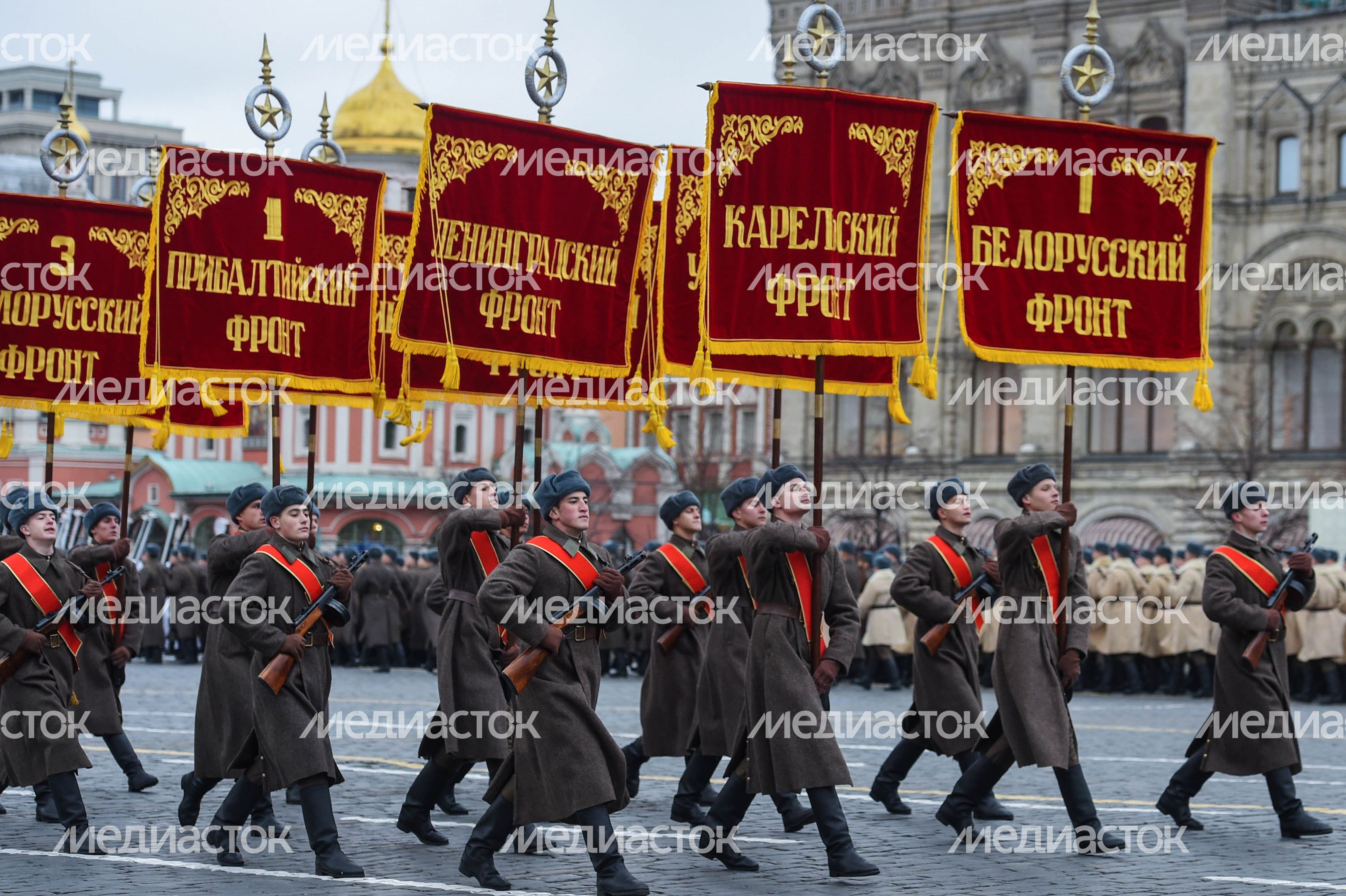 Торжественный марш в честь парада 1941 года на Красной площади в Москве