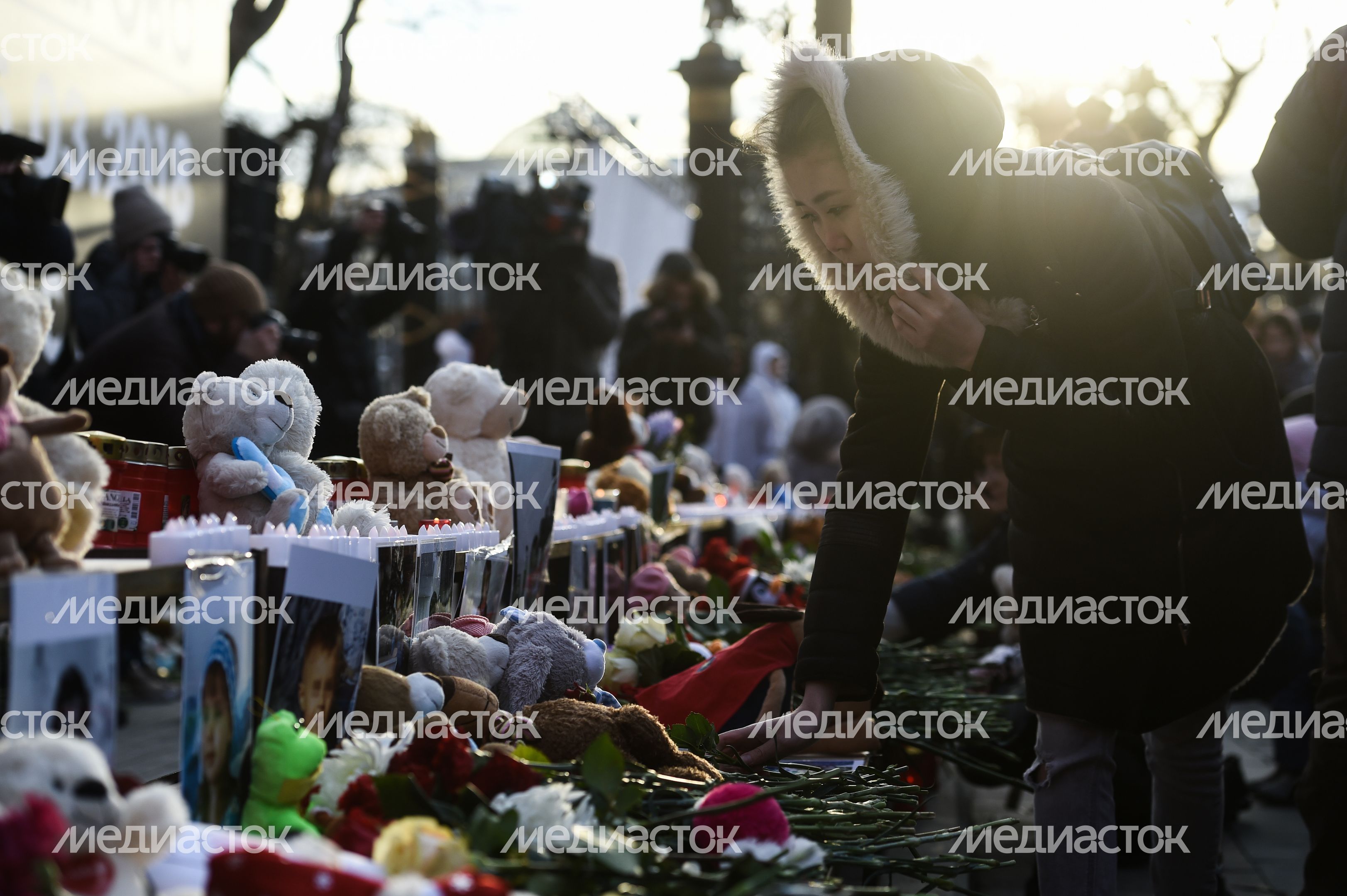 Акция в память о погибших в Кемерове на Манежной площади в Москве