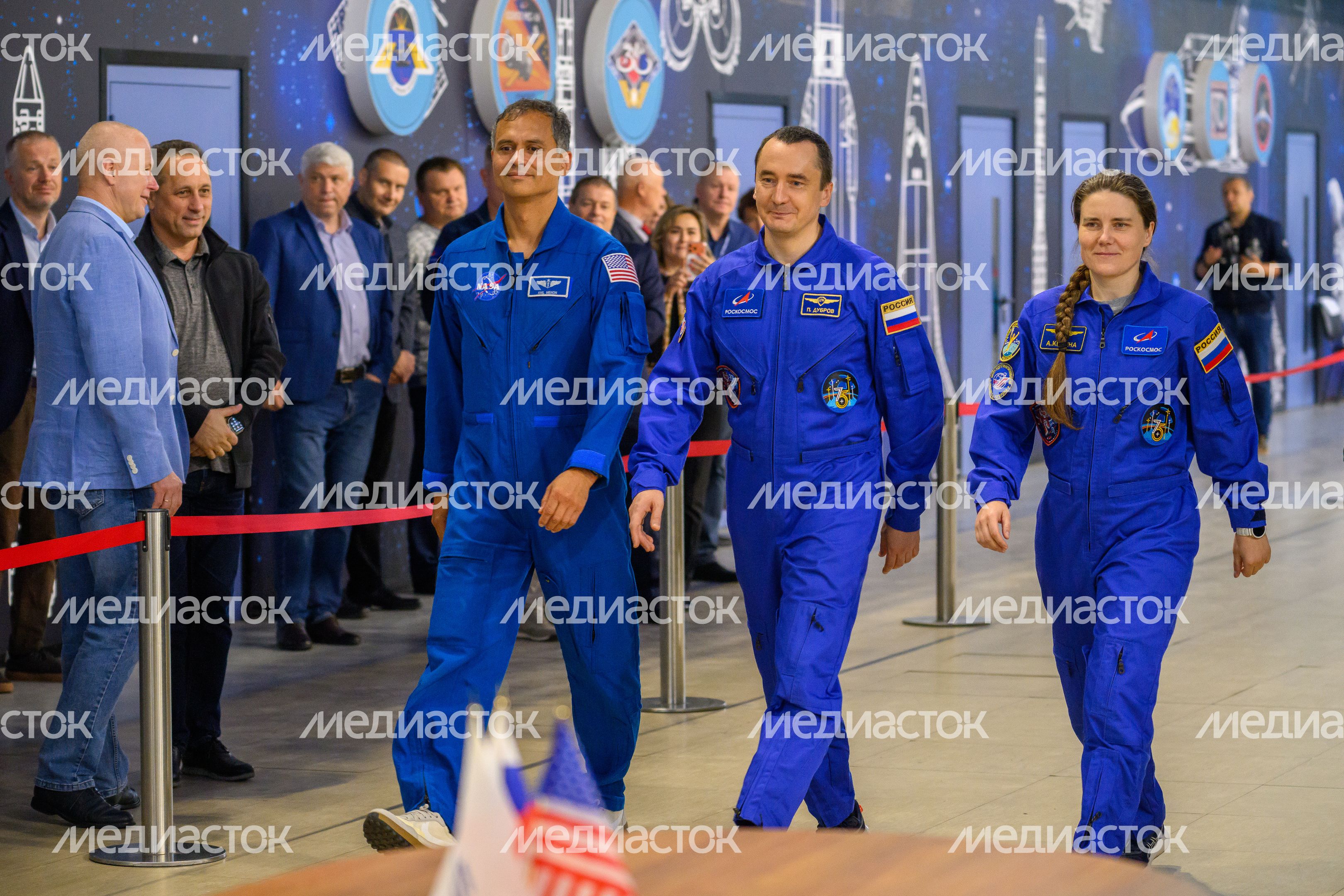 Экипаж космонавтов МКС-75 А. Менон, П. Дубров и А. Кикина на комплексной тренировке в Звездном городке