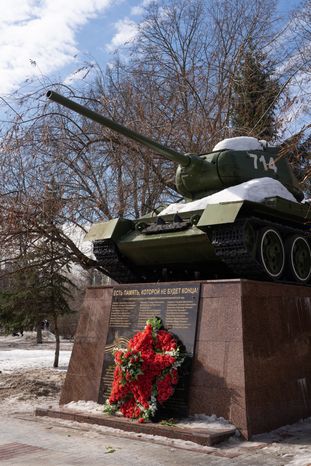 Памятник-танк Мать-Родина