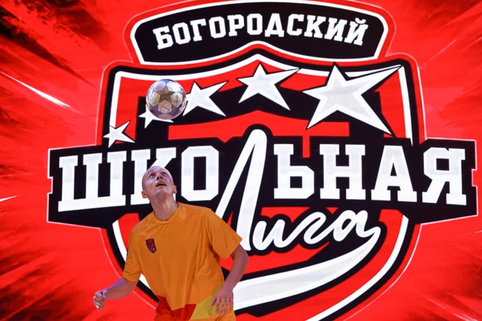 Футболист Андрей Харламов показал участникам школьной футбольной лиги фристайл с мячом