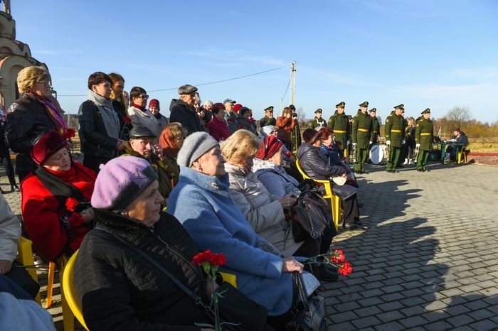 Открытие после реставрации воинского мемориала в деревне Ельня в Подмосковье